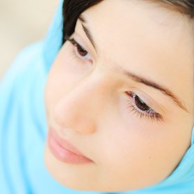 فتاة تبدو حزينة